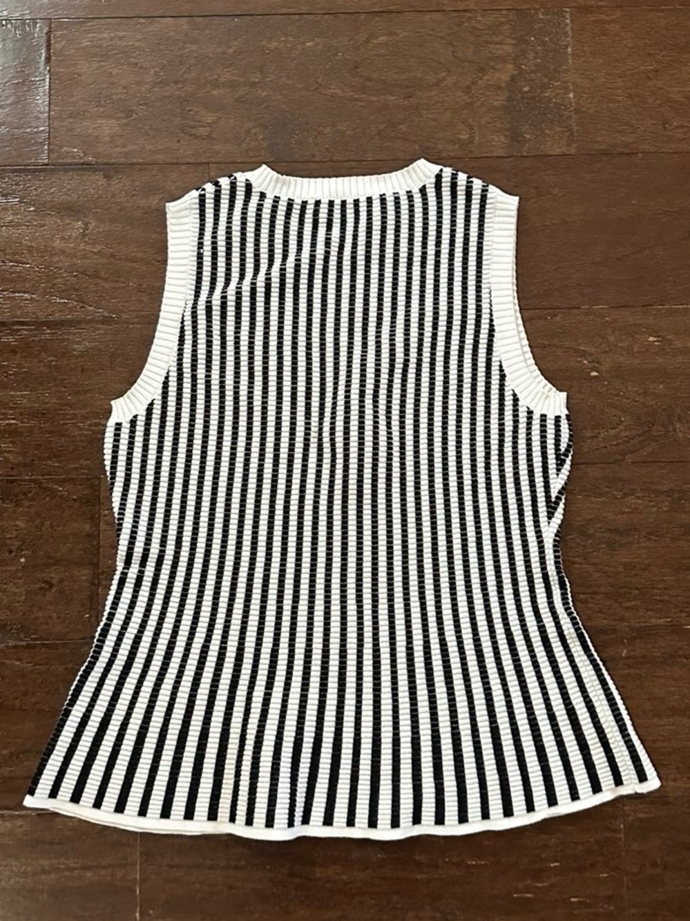Theory Knit sleeveless Sweater White/Black Striped size Small-Like New - Picture 4 of 7